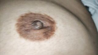 Mi amante madura se toca antes de que se lo meta