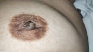 Mi amante madura se toca antes de que se lo meta