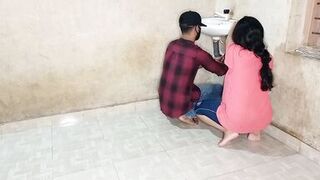 Sister-in-law quenched the thirst of her pussy with a inexperienced plumber! XXX Plumber Sex in Hindi voice - 3 image