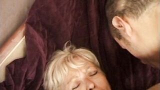 La Vecchia Sexy Succhia il Cazzo! - 8 image