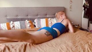 Hot amateur MILF cums hard with toys - 2 image