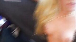 Angeschwippst zieht sie sich aus und wird gefickt