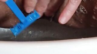Amateur brunette shaving her pussy. - 11 image