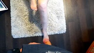 The operator could not stand it during the filming and gave the sportswoman in the mouth