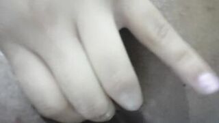 Finger cumming in pussy