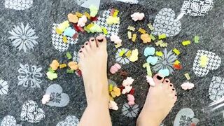 Giant woman destroys defenseless sweet bears with her ass