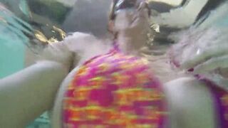 La Puta Mexicana cogiendose a su mejor amiga en publico, en la alberca de sus departamentos.