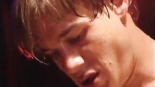 Guy fucks mature brunette's twat