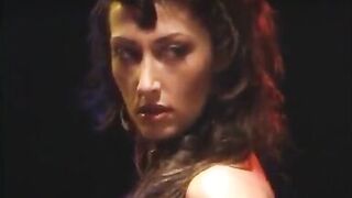 Guy fucks mature brunette's twat