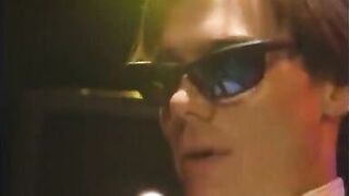 Guy fucks mature brunette's twat