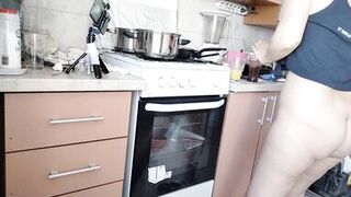 Sexy mom having breakfast in the bedroom, hairy, big, big ass. Sexy amateur wife fingers her until orgasm.