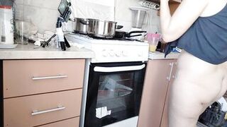 Sexy mom having breakfast in the bedroom, hairy, big, big ass. Sexy amateur wife fingers her until orgasm.