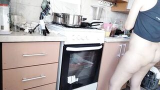 Sexy mom having breakfast in the bedroom, hairy, big, big ass. Sexy amateur wife fingers her until orgasm.